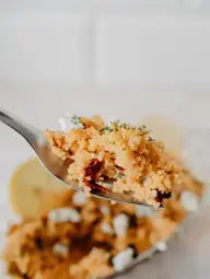 Frischer Kirsch-Mandel-Couscous-Salat, eine leichte Mischung aus Kirschen, Mandeln und Couscous mit würzigem Dressing.